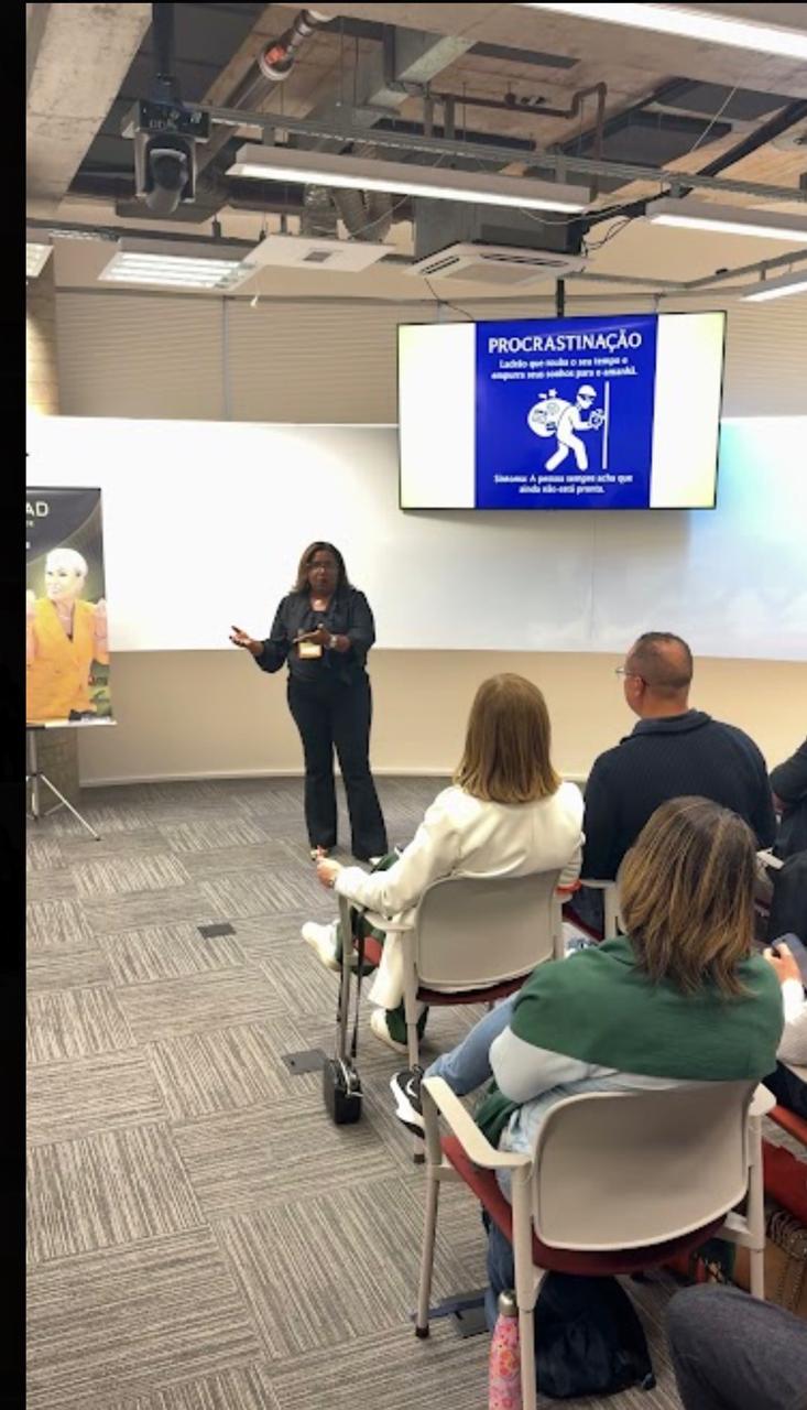 Ana Castro ministrando uma palestra em sala